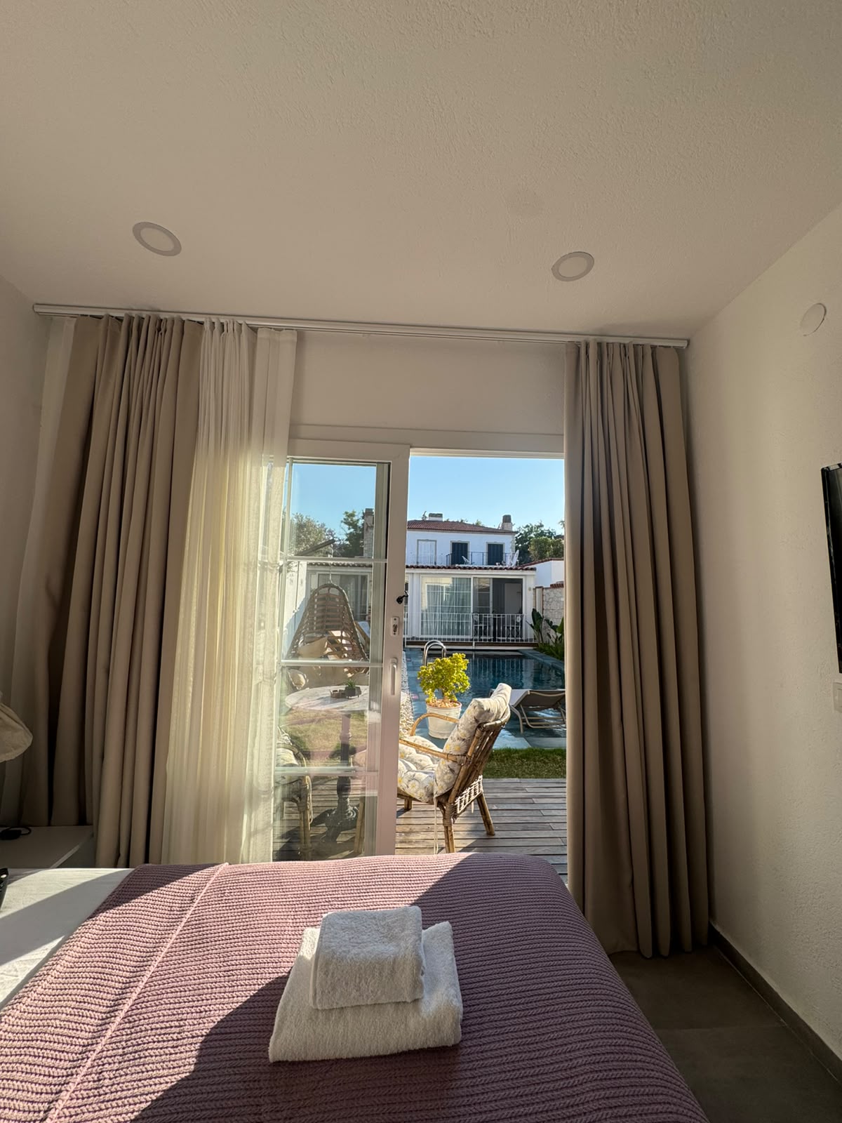 Deluxe Balkonlu Suit, Havuz Manzaralı, 2. Kat - Noesta Alaçatı Pansiyon oda fotoğrafı 5